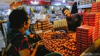 Kemendag bersama Badan Pangan Nasional (Bapanas) dan pemerintah daerah juga rutin menyelenggarakan Gerakan Pangan Murah (GPM). Melalui program ini, pihaknya menyediakan bapok dengan harga terjangkau, khususnya di wilayah yang mayoritas penduduknya merayakan Nataru. 