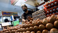 Pedagang menata telur ayam negeri di pasar tradisional di Jakarta, Jumat (27/12/2024). Harga berbagai Bahan Pokok Penting (Bapokting) mengalami kenaikan menjelang akhir tahun 2024. Harga telur kini tembus Rp 30.000 hingga Rp 31.000/Kg dari harga normalnya Rp 27.000/Kg.  