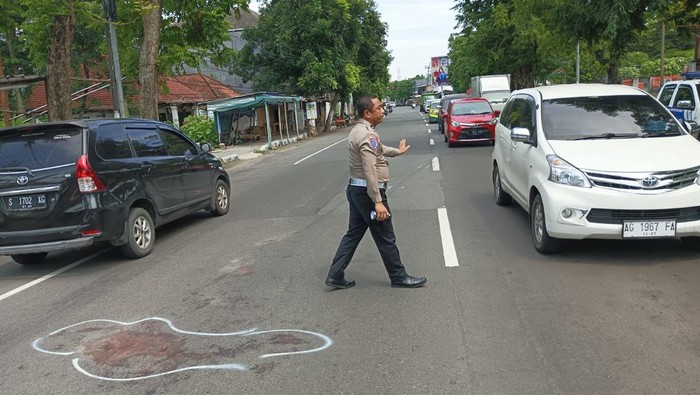 Lokasi ambulans tabrak pemotor di Jombang