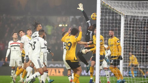 WOLVERHAMPTON, ENGLAND - DECEMBER 26: Matheus Cunha of Wolverhampton Wanderers (not pictured) scores his teams first goal past Andre Onana of Manchester United from a corner kick during the Premier League match between Wolverhampton Wanderers FC and Manchester United FC at Molineux on December 26, 2024 in Wolverhampton, England. (Photo by Jack Thomas - WWFC/Wolves via Getty Images)