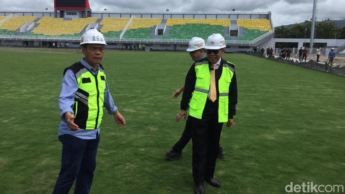 Anggota Komisi II DPR RI Taufan Pawe (kanan) meninjau renovasi Stadion BJ Habibie Parepare.