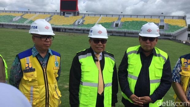 Anggota Komisi II DPR Taufan Pawe (tengah) meninjau renovasi Stadion Gelora BJ Habibie Parepare.