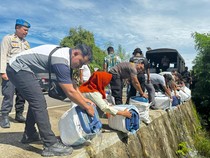 Polisi Musnahkan 2.100 Liter Miras Tangkapan TNI di Labuan Bajo