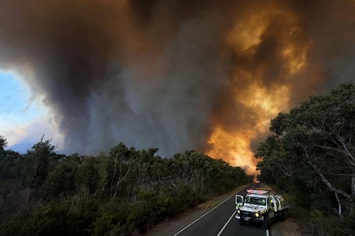 This undated handout image received on December 26, 2024 from the State Control Centre of the Victoria Emergency Services shows officials on a road near a bushfire in the Grampians National Park in Australias Victoria state. (Photo by Handout / STATE CONTROL CENTRE - VICTORIA EMERGENCY SERVICES / AFP) / RESTRICTED TO EDITORIAL USE - MANDATORY CREDIT 