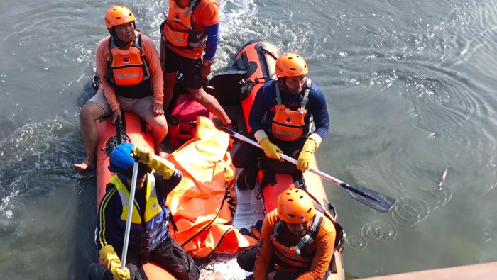 Petugas mengevakuasi balita di Surabaya yang hanyut di selokan dari Kali Makmur
