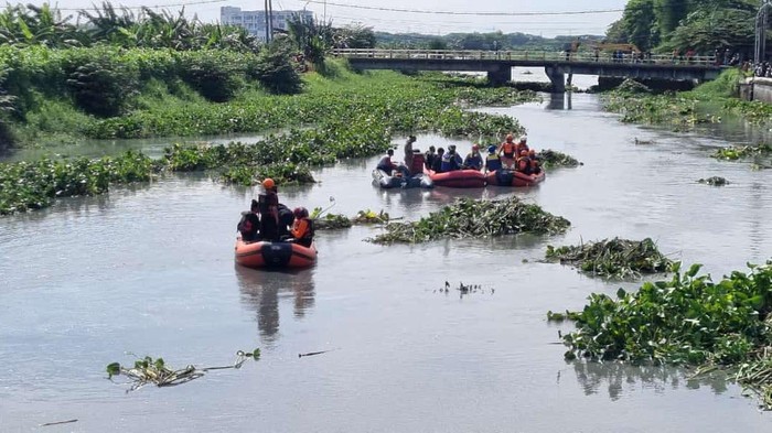 Evakuasi balita terperosok di selokan ditemukan di Kali Makmur Wiyung Surabaya