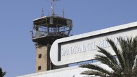 Israel melancarkan serangan udara besar-besaran ke Yaman dengan menargetkan Bandara Internasional Ibu Kota Sanaa hingga markas militer negara tersebut pada Kamis (26/12). Serangan Israel ini balasan atas serangan milisi Houthi beberapa waktu lalu. (AP Photo/Osamah Abdulrahman)  