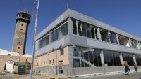 Menurut saksi mata kepada AFP memaparkan Israel menghantam Bandara Internasional Sanaa dengan lebih dari enam rudal. Serangan udara juga menyasar pangkalan udara Al-Dailami tak jauh dari bandara. (REUTERS/Khaled Abdullah)  