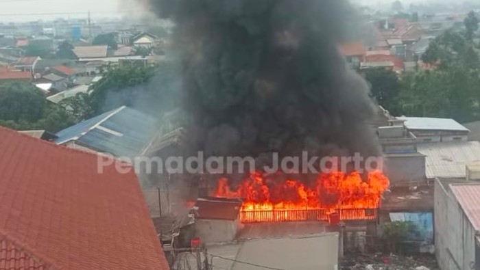 Belasan rumah kontrakan di Klender, Jakarta Timur (Jaktim), hangus terbakar. Kebakaran disebabkan masalah kelistrikan. (dok IG @humasjakfire)