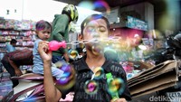 Pasar ini buka setiap hari dari pukul 08.00 hingga 17.00 WIB.