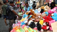 Harga yang ditawarkan beragam nan terjangkau, seperti Rp.20.000 per mainan dan Rp.35.000 bisa mendapatkan dua mainan. Bahkan ada juga yang diobral.