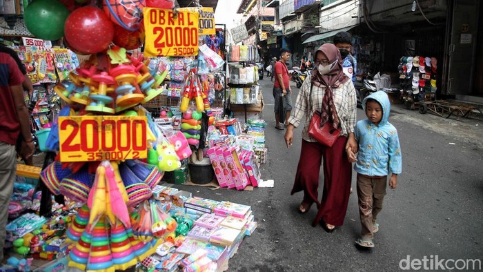 Sejumlah warga membeli mainan untuk anaknya di Pasar Asemka, Jakarta Barat, Jumat (27/12/2024). Saat libur Nataru, banyak warga bersama keluarganya untuk membeli mainan di pasar itu dengan harga yang murah seperti Rp.20.000 per mainan dan Rp.35.000 bisa mendapatkan dua mainan.