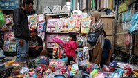 Pasar Asemka menjual beragam mainan anak dengan harga yang terjangkau.