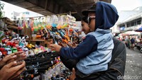 Gimana tertarik berburu mainan juga di Pasar Asemka detikers?