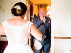 Bikin Haru, Kumpulan Momen Ayah Melihat Putrinya Berbaju Pengantin