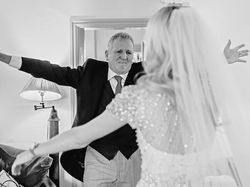 Bikin Haru, Kumpulan Momen Ayah Melihat Putrinya Berbaju Pengantin