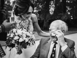 Bikin Haru, Kumpulan Momen Ayah Melihat Putrinya Berbaju Pengantin