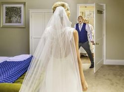 Bikin Haru, Kumpulan Momen Ayah Melihat Putrinya Berbaju Pengantin