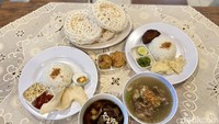 Menu makanan yang ditawarkan cukup sederhana yaituu Sop Djanda, Rawon Daging dan Soto Koyor. Serta menu pelengkap lainnya. Foto: detikFood