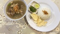 Seporsi Sop Djanda di Amali harganya Rp 40.000 sudah dilengkapi dengan emping, sambal cabe hijau dan perasan jeruk nipis. Foto: detikFood
