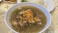 Keistimewaan dari menu ini terletak pada potongan daging iga sapi yang dipresto selama kurang lebih 15-30 menit. Kemudian diolah dengan kaldu sapi yang berempah. Foto: detikFood