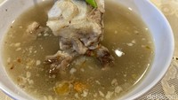 Tekstur daging iganya sangat empuk dan mudah sekali lepas dari tulangnya. Gurihnya kaldu menambah rasa umami dari sop yang satu ini.  Foto: detikFood