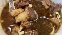 Aroma harum gurih rawon ini langsung tercium saat disajikan. Warna kuahnya hitam pekat sedikit kecokelatan dari penggunaan kluwek dengan rempah lainnya. Foto: detikFood