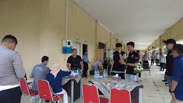 Petugas Badan Narkotika Nasional Provinsi (BNNP) Jambi melakukan tes urine terhadap sopir dan kernet bus. Empat orang dinyatakan positif menggunakan narkoba.