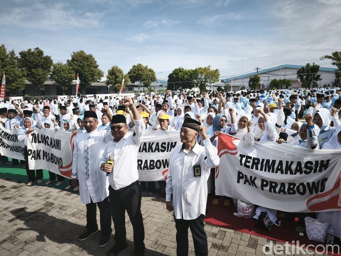 Buruh PT Sritex menggelar istigasah dan orasi di area Pabrik PT Sritex, Kabupaten Sukoharjo, Jumat (27/12/2024).