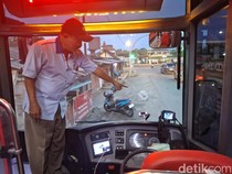 Bus Trans Jateng Solo-Wonogiri Dilempar Batu, Kaca Bolong-Sopir Luka