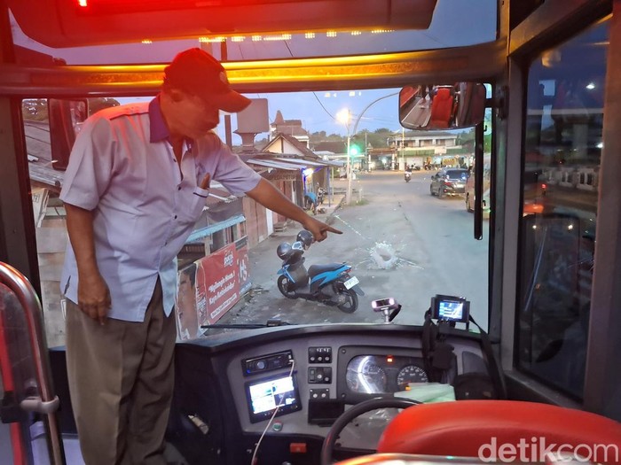 Kondisi bus Trans Jateng yang dilempar batu orang tak dikenal di Wonogiri, Jumat (27/12/2024).
