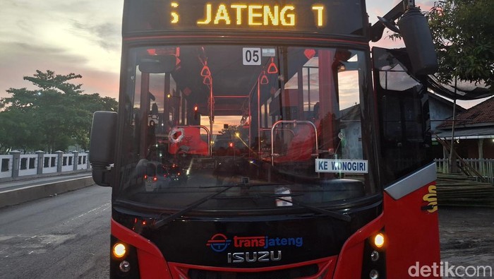 Kondisi bus Trans Jateng yang dilempar batu orang tak dikenal di Wonogiri, Jumat (27/12/2024).