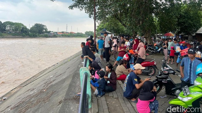 Dam Rolak Songo, Mojokerto tempat pemuda nekat terjun ke Sungai Brantas gegara putus cinta.
