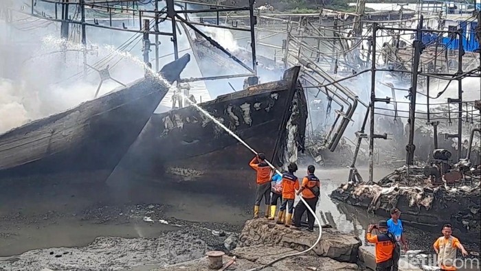 Damkar melakukan pendinginan ke puing kapal di Pelabuhan Tegal, Jumat (27/12/2024).