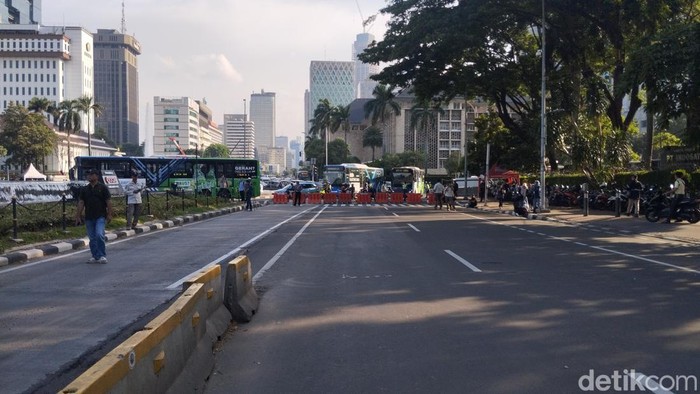 Demo Tolak PPN 12%, Jalan Medan Merdeka Ditutup
