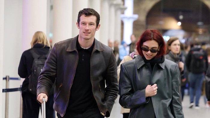 LONDON, ENGLAND - MARCH 26: Dua Lipa and Callum Turner arriving at London St Pancras Station after taking the Eurostar from Paris on March 26, 2024 in London, England. (Photo by Neil Mockford/GC Images)