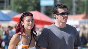 Momen manis Dua Lipa dan Callum yang kelihatan kayak potongan film romantis banget. Foto: Samir Hussein/WireImage