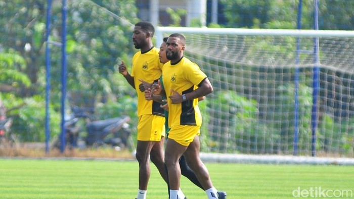 Dua pemain PSIS, Boubakary Diarra dan Evandro Brandao menjalani latihan terpisah, Jumat (17/12/2024).