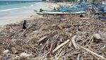 Duh, Sampah Kiriman Penuhi Pantai Kedonganan Bali