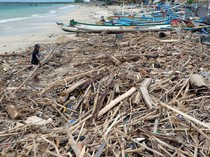 Duh, Sampah Kiriman Penuhi Pantai Kedonganan Bali