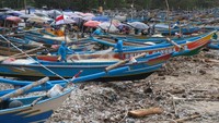 Sampah mengakibatkan perahu nelayan rusak dan kesulitan saat memarkir perahu usai melaut. 