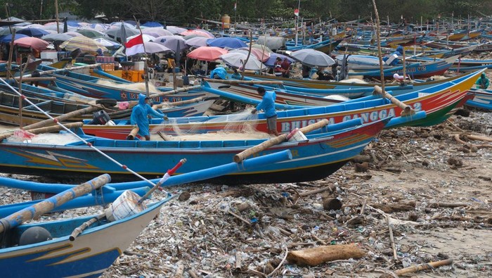 Duh, Sampah Kiriman Penuhi Pantai Kedonganan Bali Nelayan memindahkan sampah kayu yang berserakan di kawasan Pantai Kedonganan, Badung, Bali, Jumat (27/12/2024). Sampah kiriman berupa kayu, bambu, dan plastik yang berserakan di pesisir pantai sejak awal Desember 2024 itu dikeluhkan nelayan karena menyebabkan perahu rusak dan kesulitan saat memarkir perahu usai melaut. ANTARA FOTO/Nyoman Hendra Wibowo/rwa.