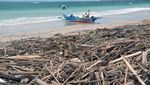 Duh, Sampah Kiriman Penuhi Pantai Kedonganan Bali
