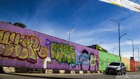 Padahal, tujuan Flyover Gaplek dilukis mural dan dicat warna-warni supaya warga tidak mencoret-coret fasilitas ini.