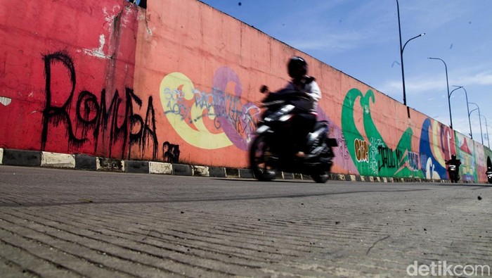 Dulu Estetik, Kini Flyover Gaplek Tangsel Penuh Coretan Flyover 'Gaplek' Martadinata di Tangerang Selatan yang dipercantik mural menjadi sasaran vandalisme. Aksi oknum tidak bertanggungjawab ini tentu disayangkan.