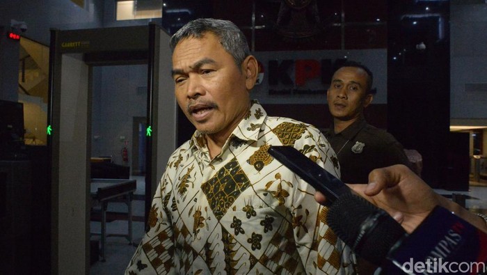 Anggota DPR Fraksi Partai NasDem Satori (baju batik) dan anggota DPR Fraksi Partai Gerindra Heri Gunawan (baju putih) meninggalkan gedung Merah Putih KPK, Jakarta, Jumat (27/12/2024) usai pemeriksaan. Satori dan Heri Gunawan diperiksa penyidik KPK sebagai saksi terkait dugaan korupsi dana corporate social responsibility (CSR) di Bank Indonesia (BI). Keduanya keluar gedung secara terpisah, Heri Gunawan terlebih dahulu kemudian disusul Satori sekitar 30 menit kemudian.