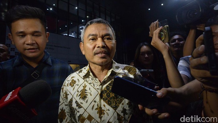 Anggota DPR Fraksi Partai NasDem Satori (baju batik) dan anggota DPR Fraksi Partai Gerindra Heri Gunawan (baju putih) meninggalkan gedung Merah Putih KPK, Jakarta, Jumat (27/12/2024) usai pemeriksaan. Satori dan Heri Gunawan diperiksa penyidik KPK sebagai saksi terkait dugaan korupsi dana corporate social responsibility (CSR) di Bank Indonesia (BI). Keduanya keluar gedung secara terpisah, Heri Gunawan terlebih dahulu kemudian disusul Satori sekitar 30 menit kemudian.