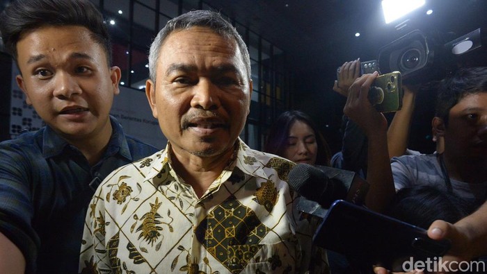 Anggota DPR Fraksi Partai NasDem Satori (baju batik) dan anggota DPR Fraksi Partai Gerindra Heri Gunawan (baju putih) meninggalkan gedung Merah Putih KPK, Jakarta, Jumat (27/12/2024) usai pemeriksaan. Satori dan Heri Gunawan diperiksa penyidik KPK sebagai saksi terkait dugaan korupsi dana corporate social responsibility (CSR) di Bank Indonesia (BI). Keduanya keluar gedung secara terpisah, Heri Gunawan terlebih dahulu kemudian disusul Satori sekitar 30 menit kemudian.