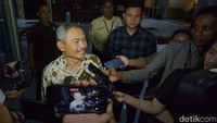 Anggota DPR Fraksi Partai NasDem Satori (baju batik) dan anggota DPR Fraksi Partai Gerindra Heri Gunawan (baju putih) meninggalkan gedung Merah Putih KPK, Jakarta, Jumat (27/12/2024) usai pemeriksaan.