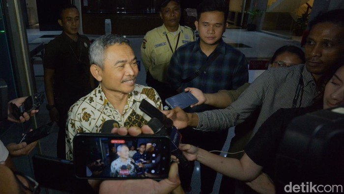 Anggota DPR Fraksi Partai NasDem Satori (baju batik) dan anggota DPR Fraksi Partai Gerindra Heri Gunawan (baju putih) meninggalkan gedung Merah Putih KPK, Jakarta, Jumat (27/12/2024) usai pemeriksaan. Satori dan Heri Gunawan diperiksa penyidik KPK sebagai saksi terkait dugaan korupsi dana corporate social responsibility (CSR) di Bank Indonesia (BI). Keduanya keluar gedung secara terpisah, Heri Gunawan terlebih dahulu kemudian disusul Satori sekitar 30 menit kemudian.